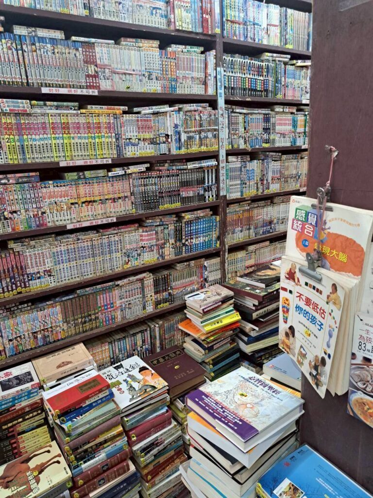  台中中區必訪二手書店 ，書多到騎樓的獨特書店體驗