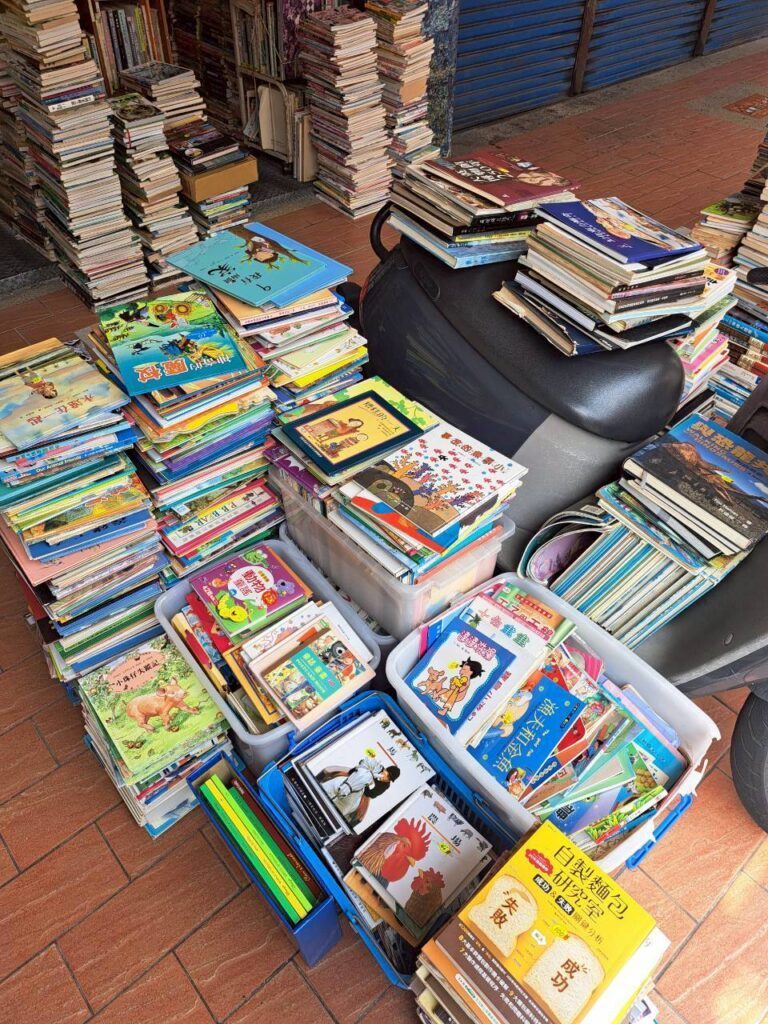  台中中區必訪二手書店 ，書本散落騎樓的挖寶景象