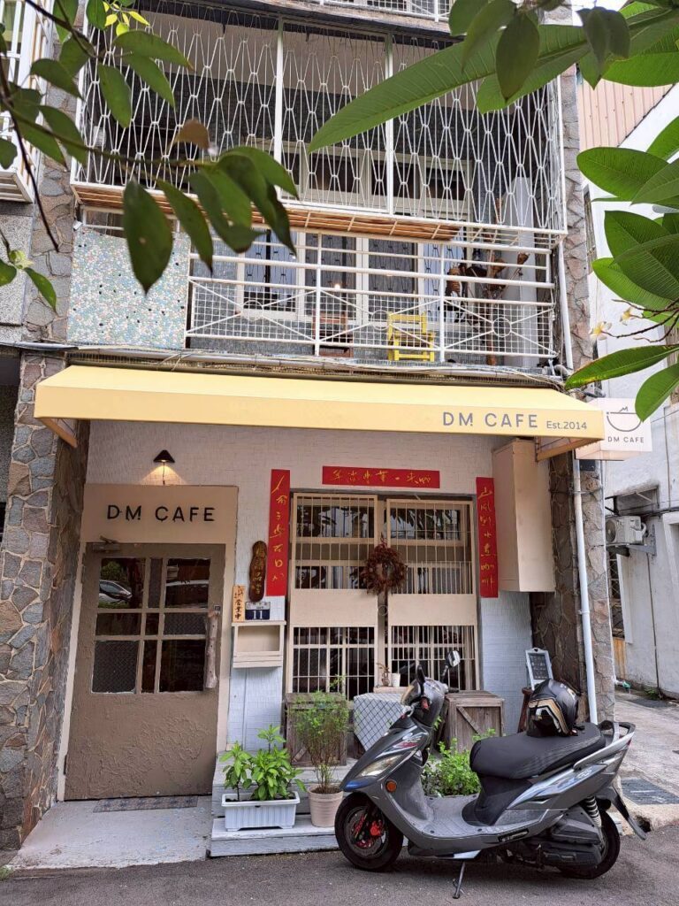  DM CAFE 台中西區咖啡廳，店門口照片