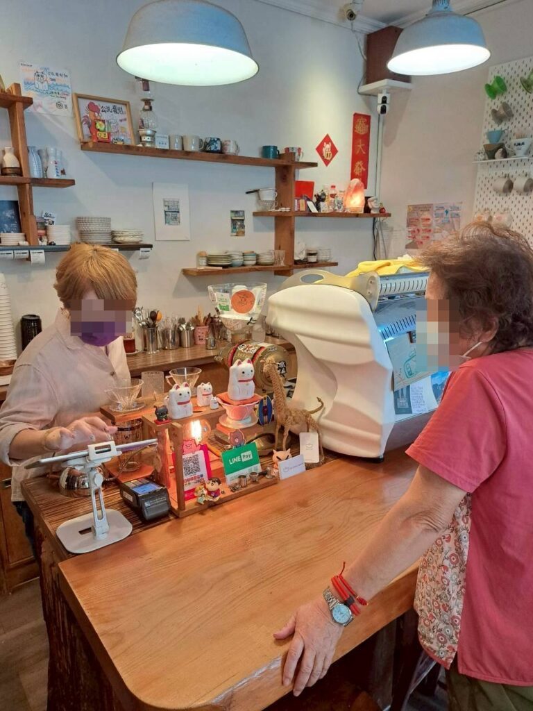  DM CAFE 台中西區咖啡廳，店內櫃檯照片