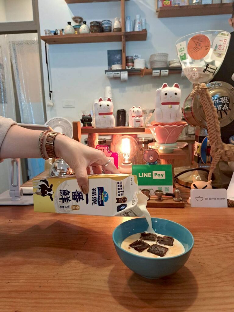  DM CAFE 台中西區咖啡廳，碗公裝的拿鐵