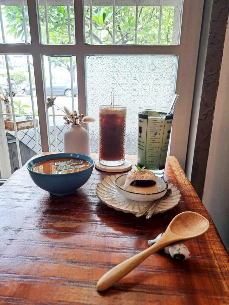  DM CAFE 台中甜點咖啡廳，店內有搖擺小山丘、碗公咖啡等特色美食品項