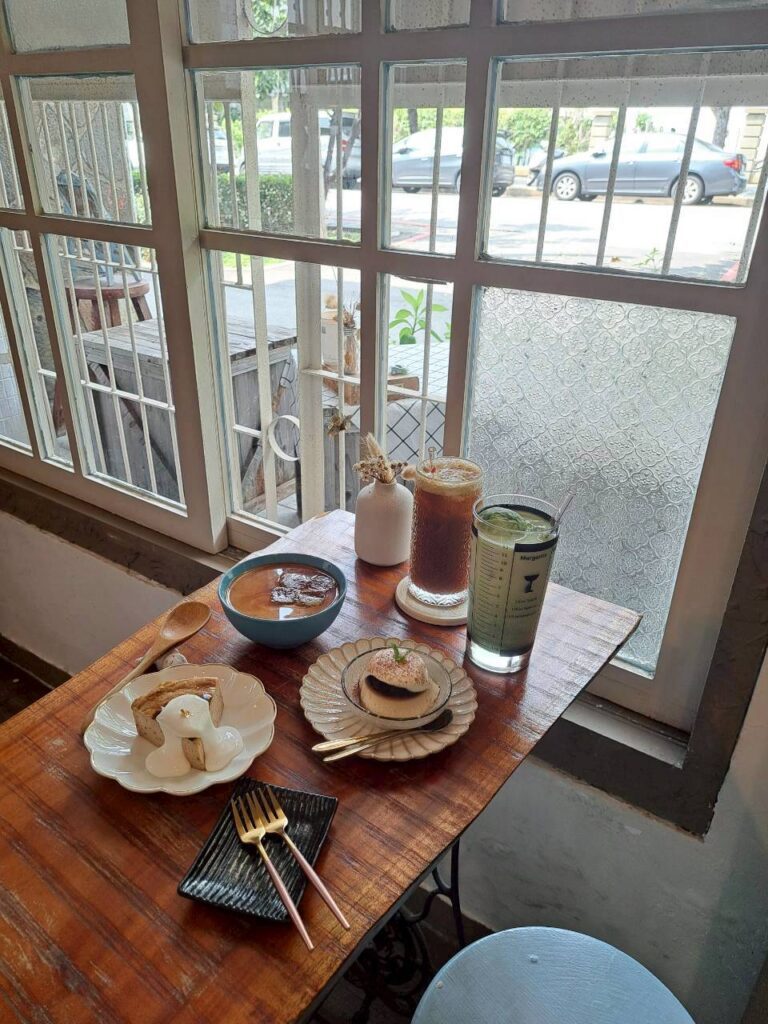 DM CAFE 台中甜點咖啡廳，店內有搖擺小山丘、碗公咖啡等特色美食品項