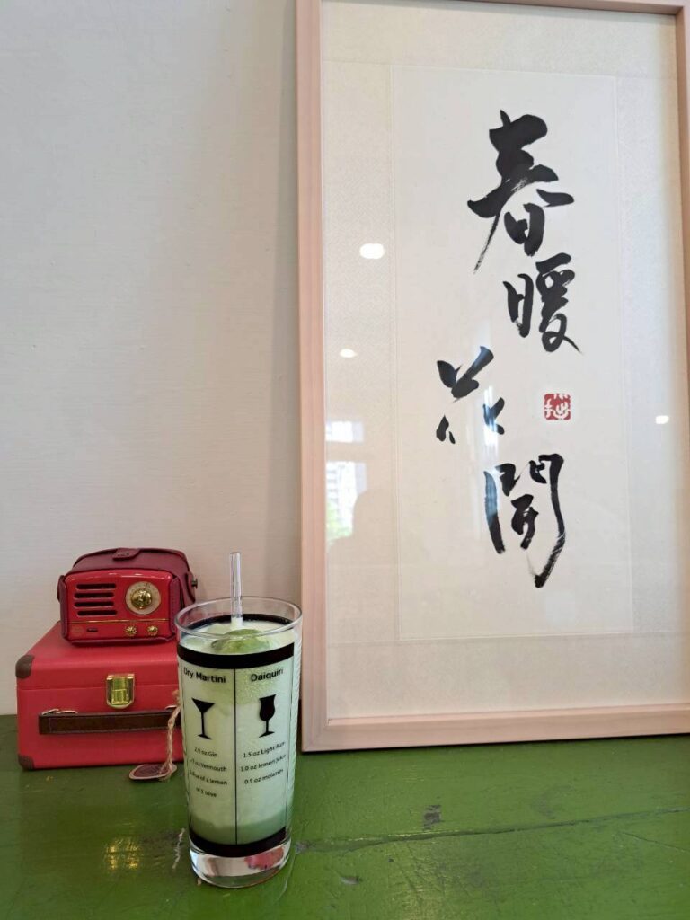  DM CAFE 台中網美咖啡廳，店內有抹茶拿鐵等特色飲品。