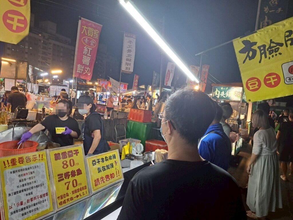 旱溪夜市必吃 方臉師傅蒜香豆干