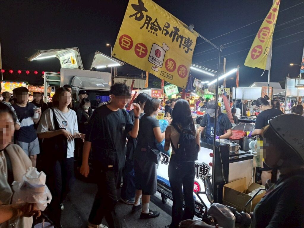 旱溪夜市必吃 方臉師傅蒜香豆干