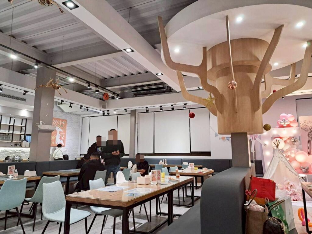  台中抓周 親子餐廳及景點推薦，小島3.5°親子餐廳 臺中冒險館有超大不限時遊戲區、台中抓周場地租借。