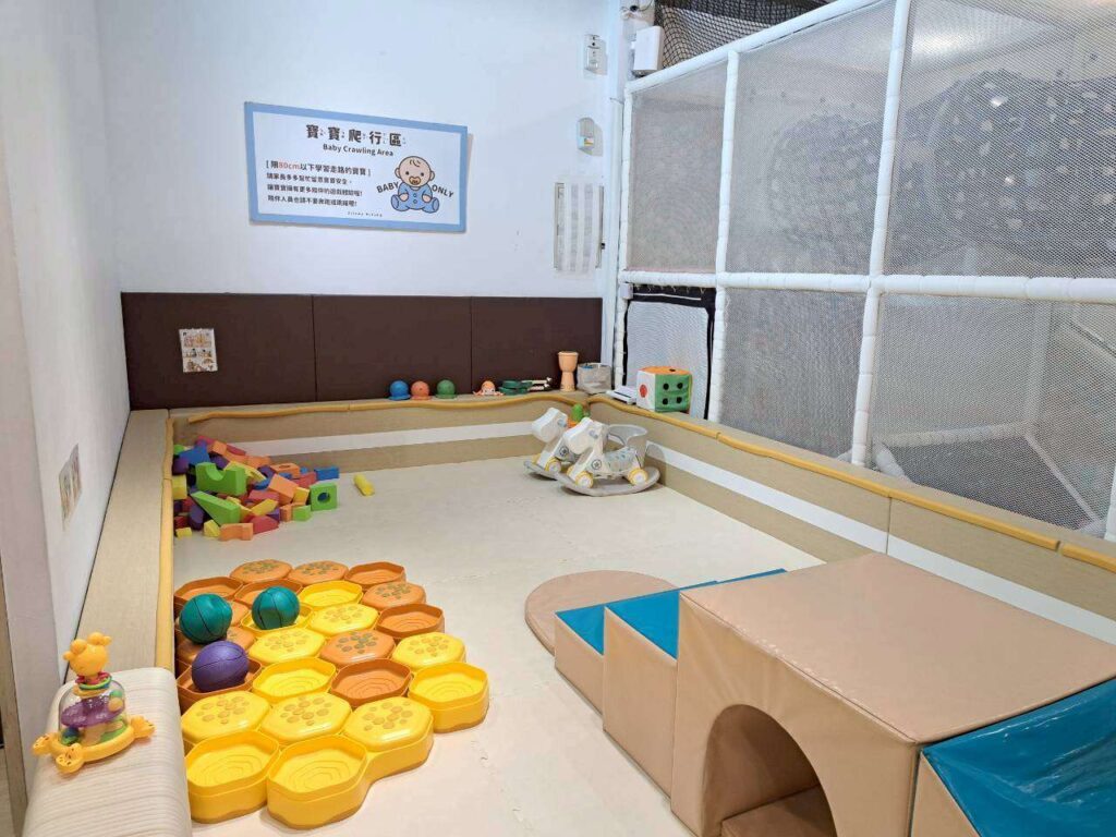  台中抓周 親子餐廳及景點推薦，小島3.5°親子餐廳 臺中冒險館有超大不限時遊戲區、台中抓周場地租借。