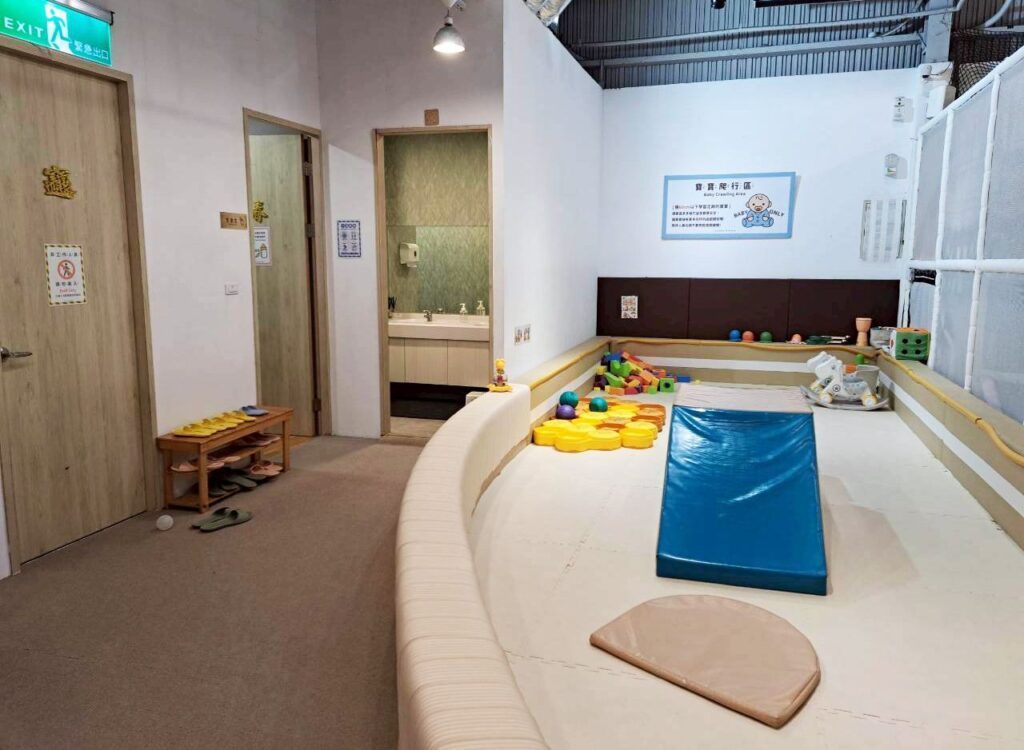  台中抓周 親子餐廳及景點推薦，小島3.5°親子餐廳 臺中冒險館有超大不限時遊戲區、台中抓周場地租借。