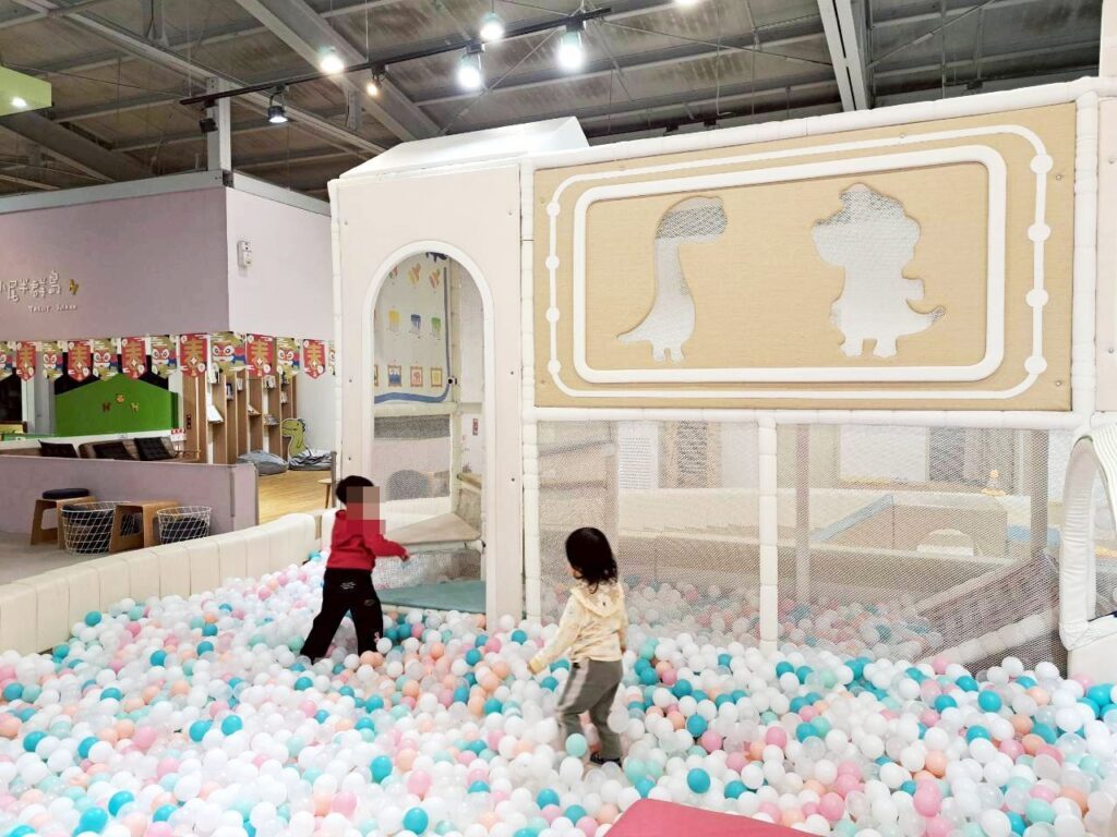  台中抓周 親子餐廳及景點推薦，小島3.5°親子餐廳 臺中冒險館有超大不限時遊戲區、台中抓周場地租借。
