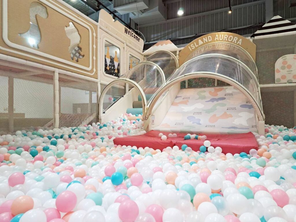  台中抓周 親子餐廳及景點推薦，小島3.5°親子餐廳 臺中冒險館有超大不限時遊戲區、台中抓周場地租借。