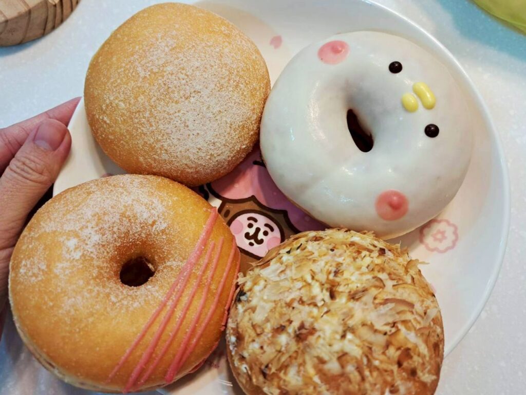 台中太平美食推薦，草莓夾心甜甜圈切面特寫