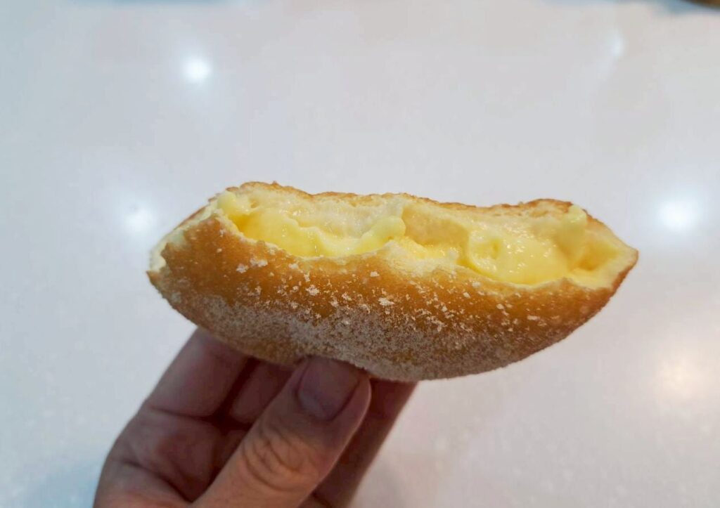  台中太平美食 推薦，爆漿卡士達甜甜圈近照