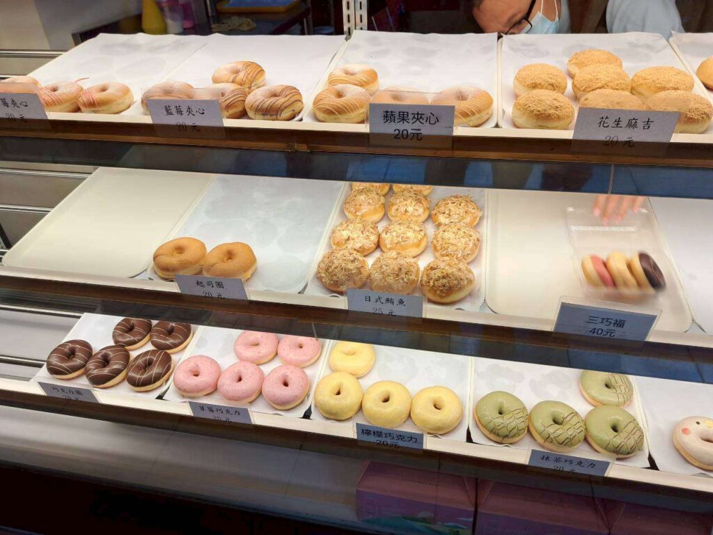  台中太平美食 推薦，國王甜甜圈店內環境與櫃台