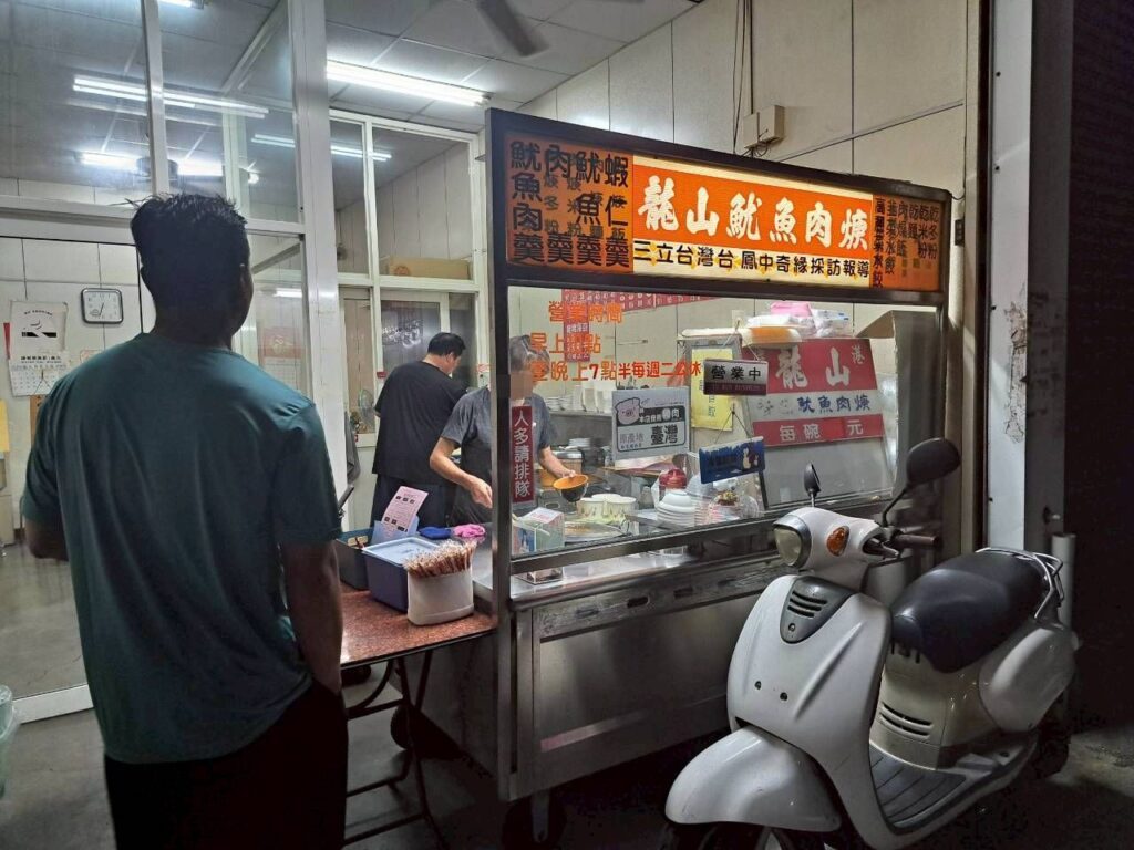  溪湖美食 推薦，必點推薦 魷魚肉焿飯或肉焿麵，湯頭順口不膩，。