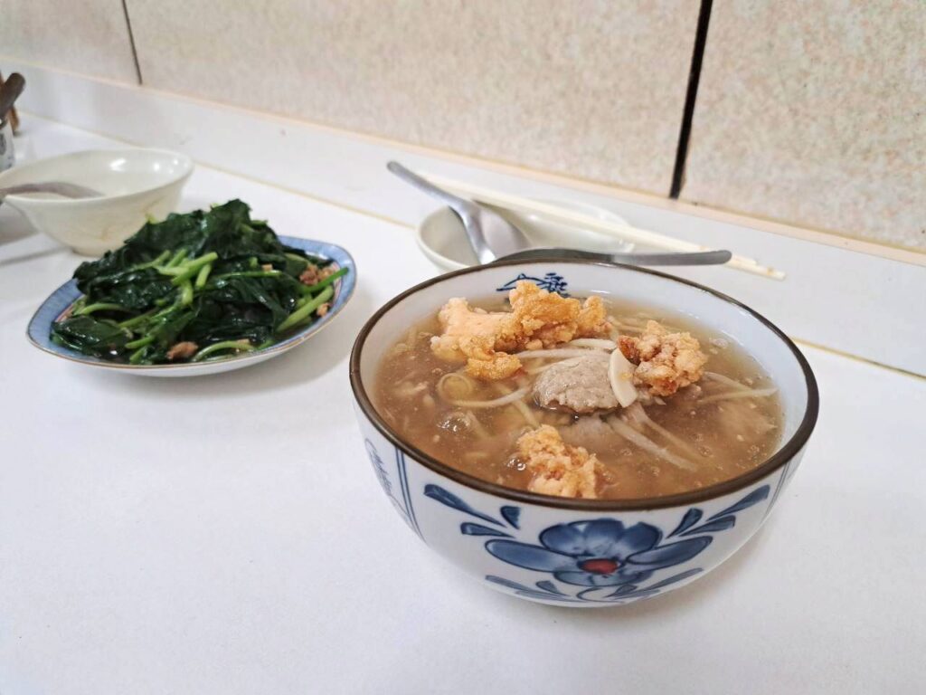  溪湖美食 推薦，必點推薦 魷魚肉焿飯或肉焿麵，湯頭順口不膩，。