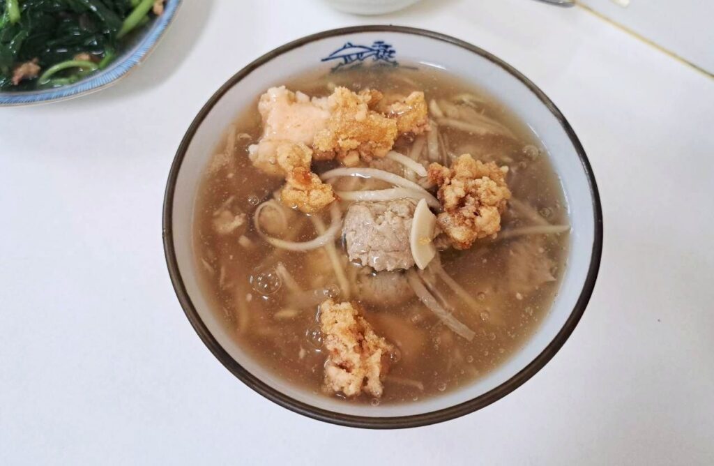  溪湖美食 推薦，必點推薦 魷魚肉焿飯或肉焿麵，湯頭順口不膩，。