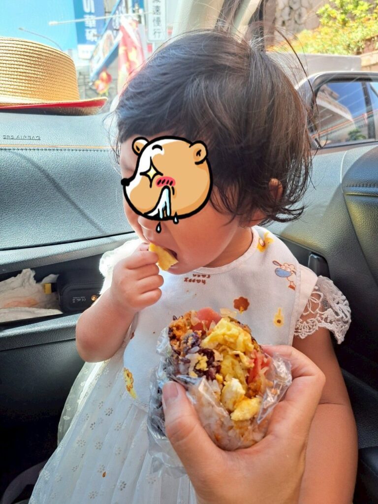  澎湖二信飯糰 剖面照，內含油條、肉鬆、酸菜與滷蛋