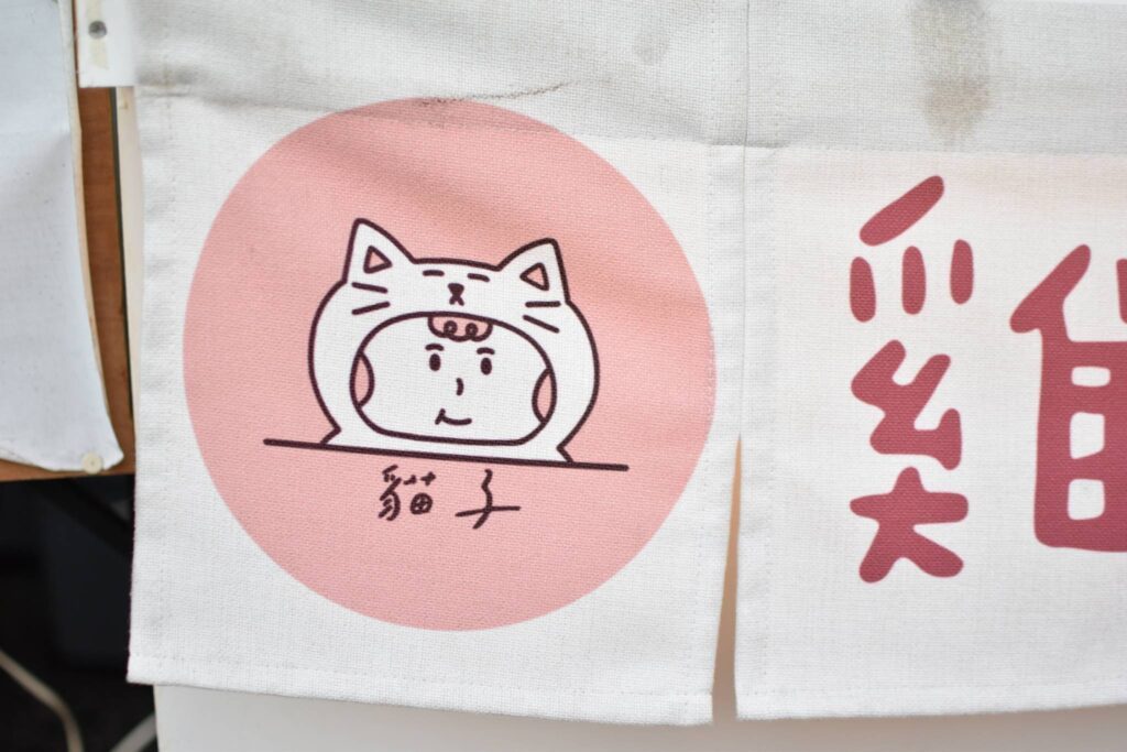 貓子雞蛋糕 餐車LOGO，手繪貓咪圖案充滿特色