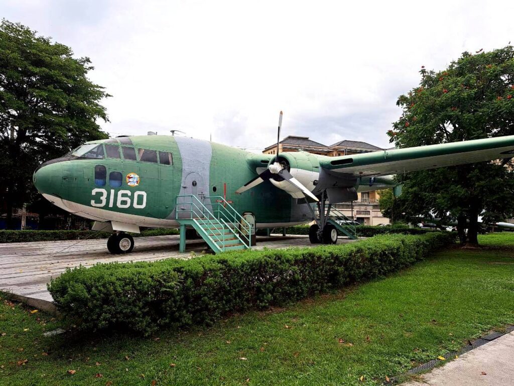  彰化親子景點 ｜溪湖軍機公園展示的退役戰鬥機，小孩近距離觀看