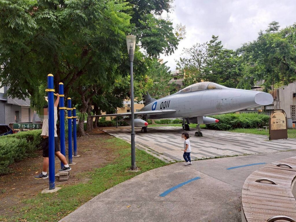  彰化親子景點 ｜溪湖軍機公園入口，家庭散步合影