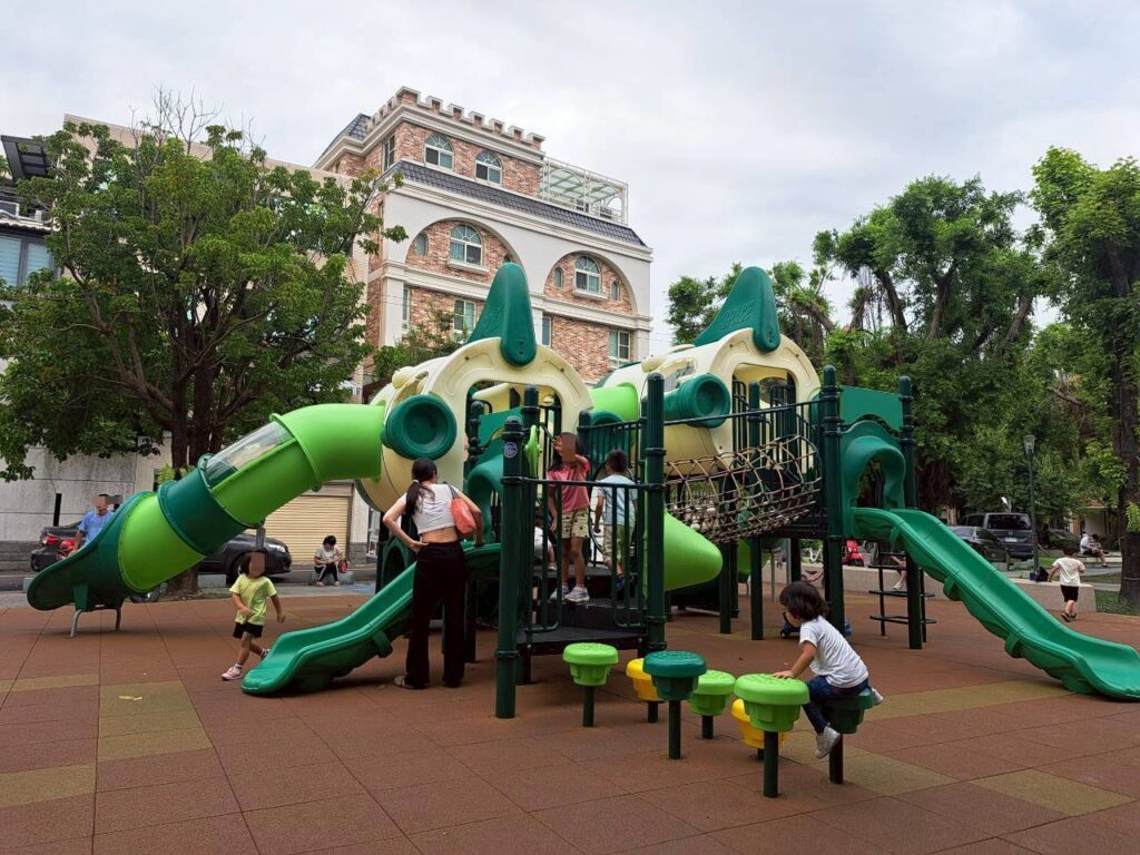  彰化親子景點 ｜溪湖軍機公園飛機主題遊樂設施