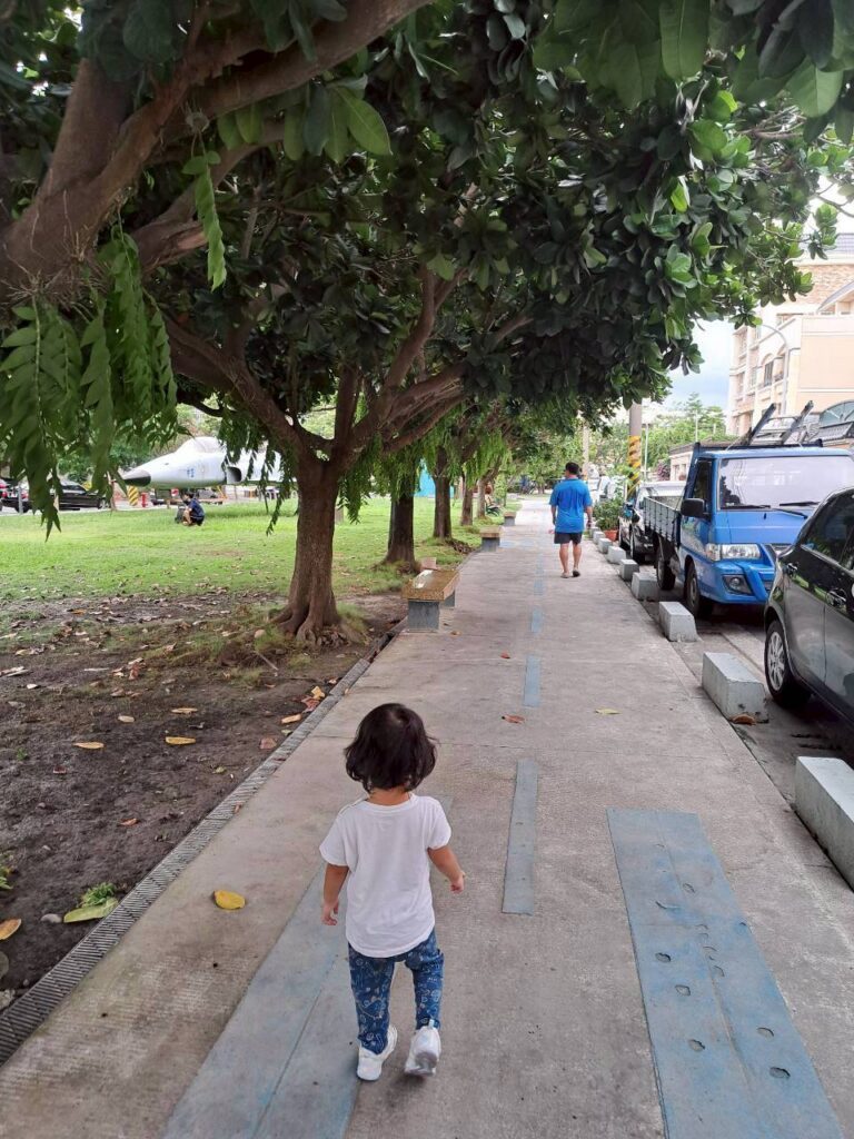  彰化親子景點 ｜溪湖軍機公園園區步道，孩子開心奔跑