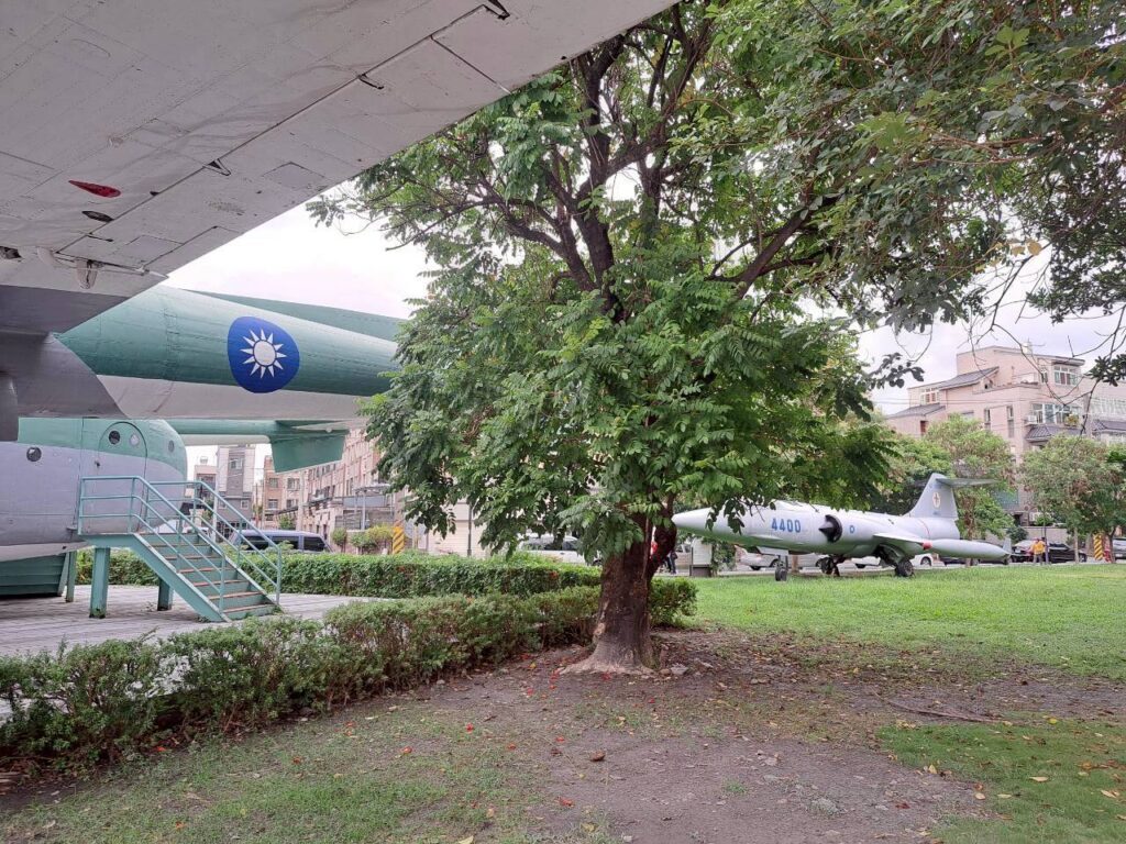  彰化親子景點 ｜溪湖軍機公園展示的退役戰鬥機，小孩近距離觀看