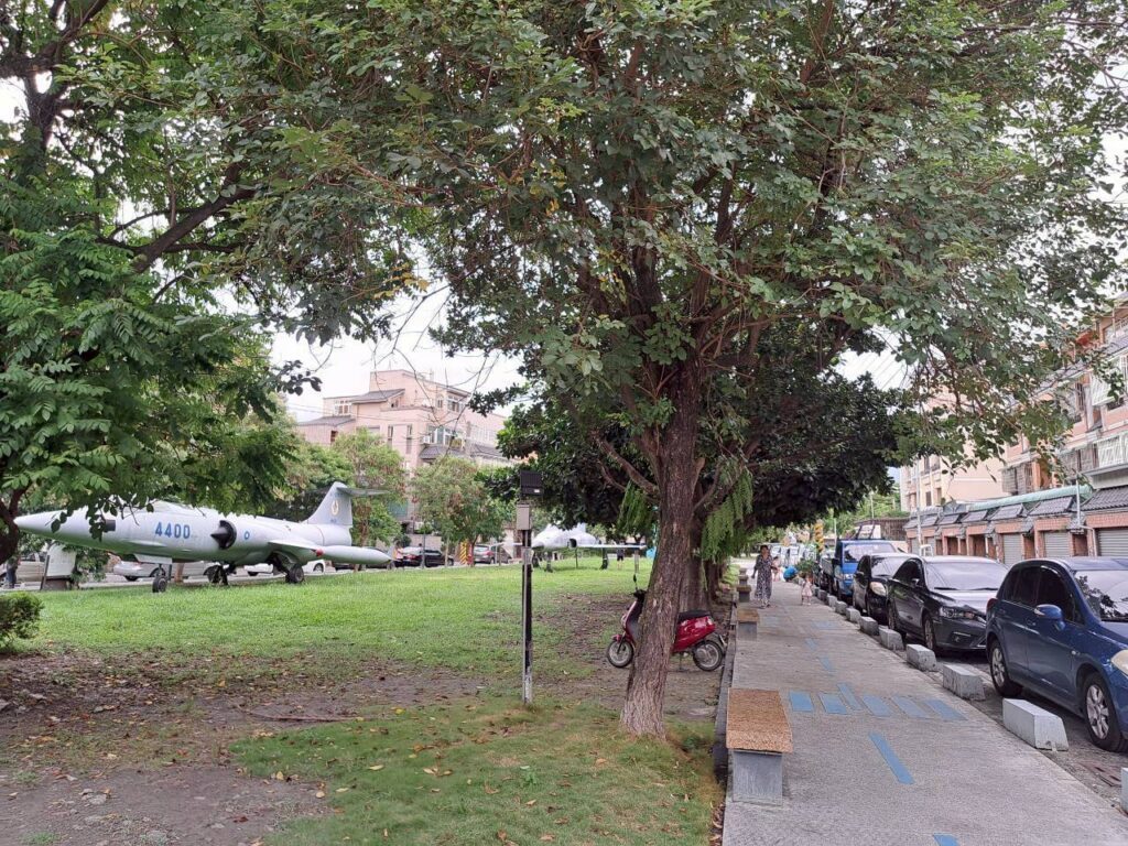  彰化親子景點 ｜溪湖軍機公園展示的退役戰鬥機，小孩近距離觀看