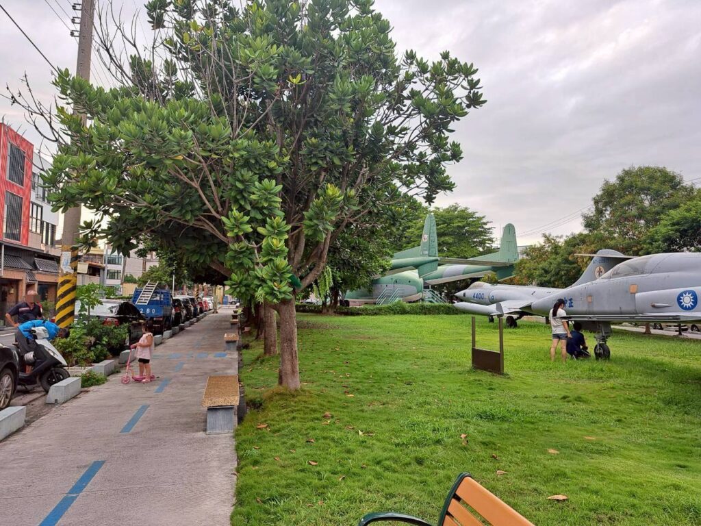  彰化親子景點 ｜溪湖軍機公園展示的退役戰鬥機，小孩近距離觀看