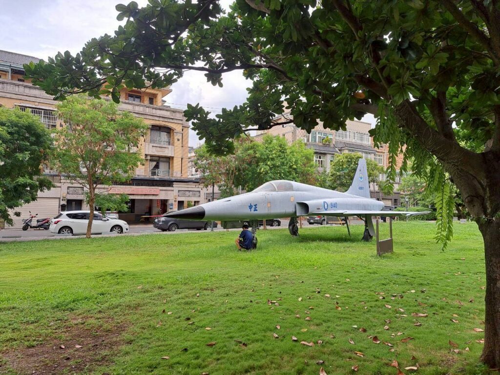  彰化親子景點 ｜溪湖軍機公園展示的退役戰鬥機，小孩近距離觀看
