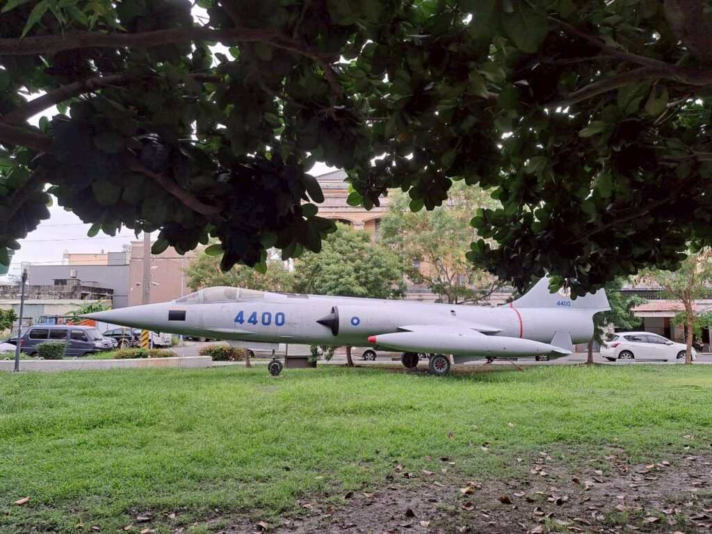  彰化親子景點 ｜溪湖軍機公園展示的退役戰鬥機，小孩近距離觀看