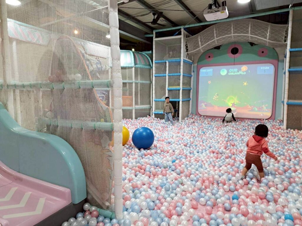 台中親子餐廳推薦，位於臺中北屯的咱們小時候。各式遊樂設施。