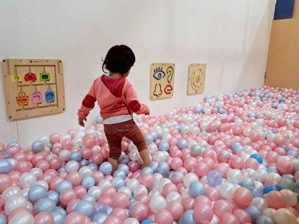  台中親子景點 親子餐廳推薦，位於臺中北屯的咱們小時候，有超大兒童遊樂空間、各式遊戲設施。