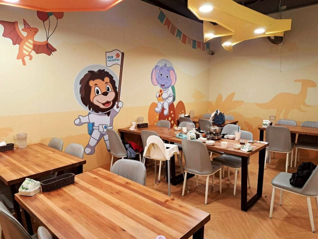 台中親子餐廳推薦，位於臺中北屯的咱們小時候，用餐空間很大。
