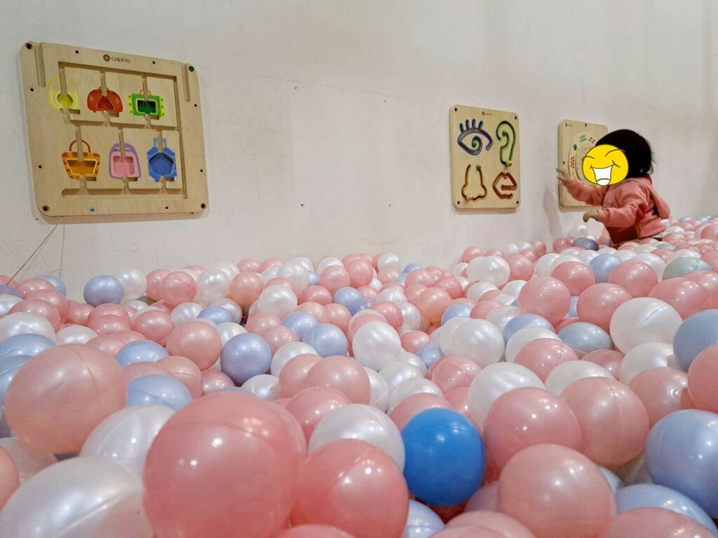  台中親子景點 親子餐廳推薦，位於臺中北屯的咱們小時候，有超大兒童遊樂空間、各式遊戲設施。