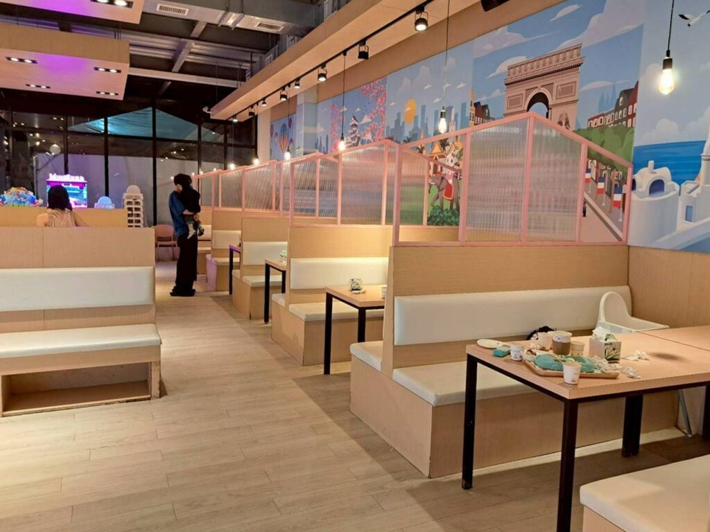 台中親子餐廳推薦，位於臺中北屯的咱們小時候，用餐空間很大。