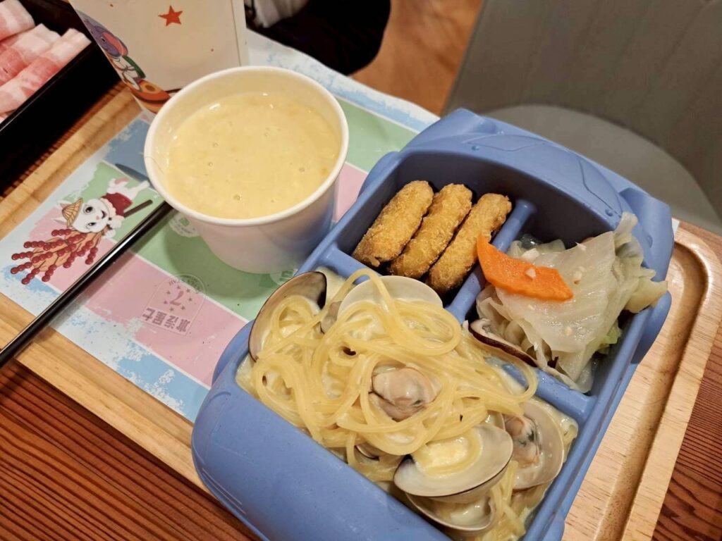  台中親子景點 親子餐廳推薦，位於臺中北屯的咱們小時候，餐點種類豐富多元。