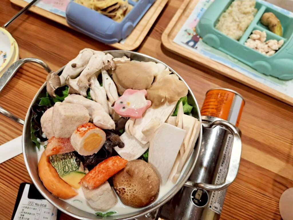  台中親子景點 親子餐廳推薦，位於臺中北屯的咱們小時候，餐點種類豐富多元。