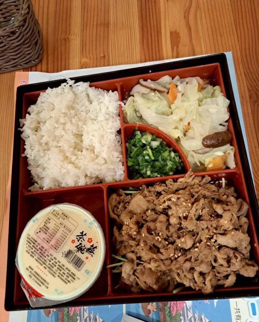  台中親子景點 親子餐廳推薦，位於臺中北屯的咱們小時候，餐點種類豐富多元。