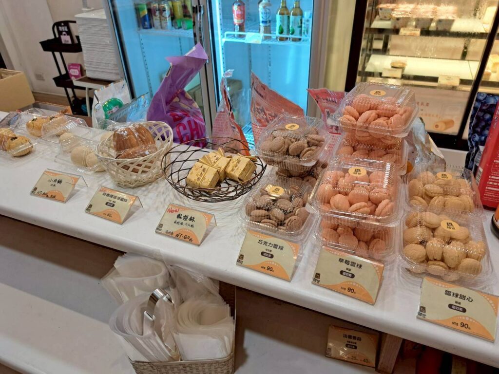  台中西區美食 ，鄰近台中教育大學英才校區，生吐司、麵包小點等多元選擇的平價麵包店品麵包