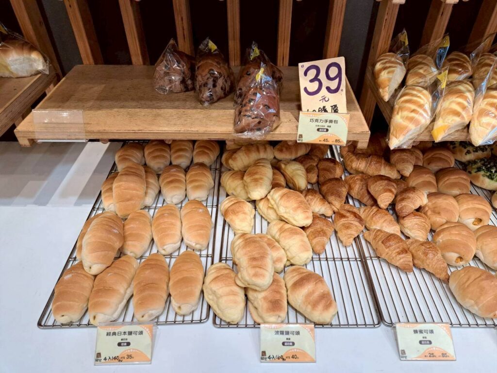  台中西區美食 ，鄰近台中教育大學英才校區，生吐司、麵包小點等多元選擇的平價麵包店品麵包