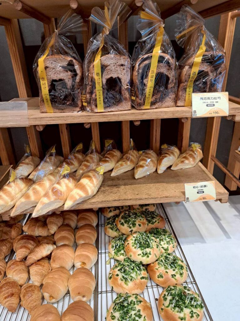  台中西區美食 ，鄰近台中教育大學英才校區，生吐司、麵包小點等多元選擇的平價麵包店品麵包