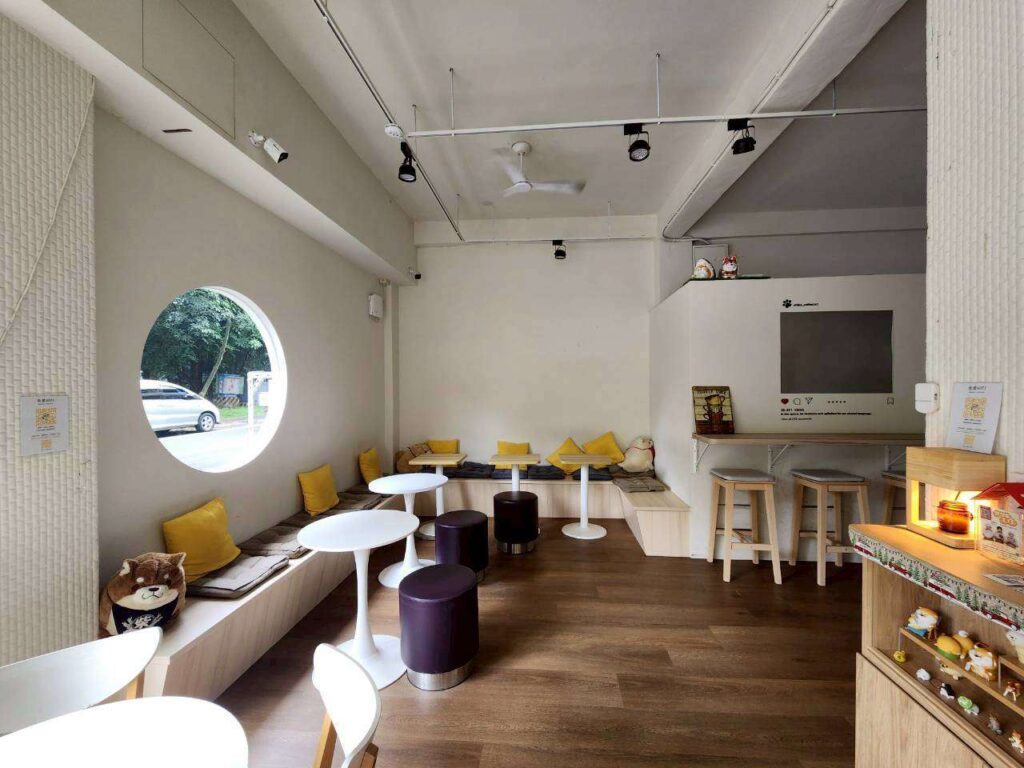 柴想喝咖啡 店內環境，桌椅與溫暖燈光