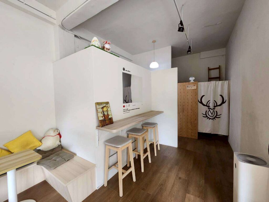 柴想喝咖啡 店內環境，桌椅與溫暖燈光