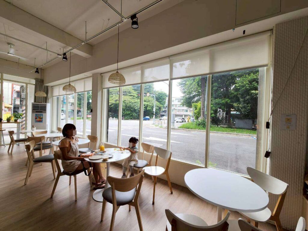 柴想喝咖啡 店內環境，木質桌椅與溫暖燈光