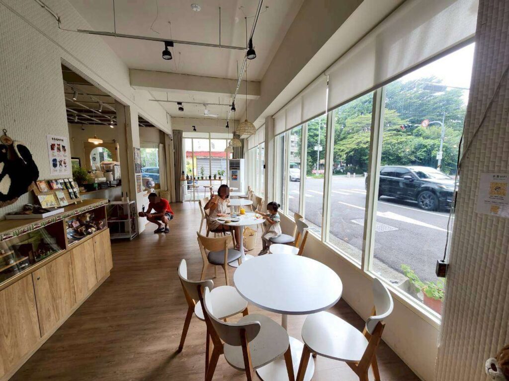 柴想喝咖啡 店內環境，木質桌椅與溫暖燈光