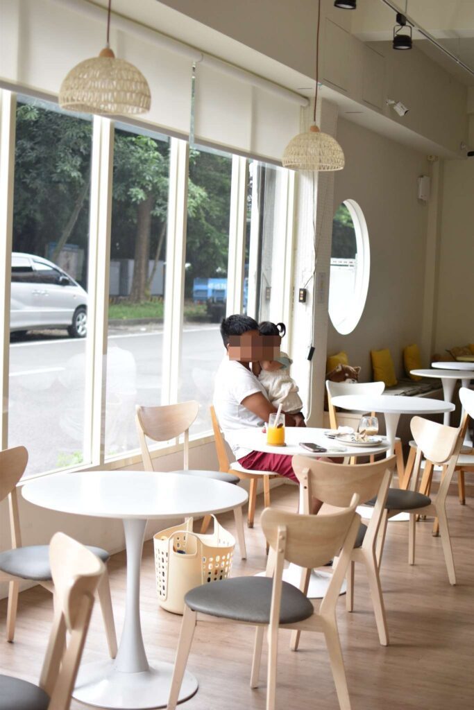 柴想喝咖啡 店內環境，桌椅與溫暖燈光