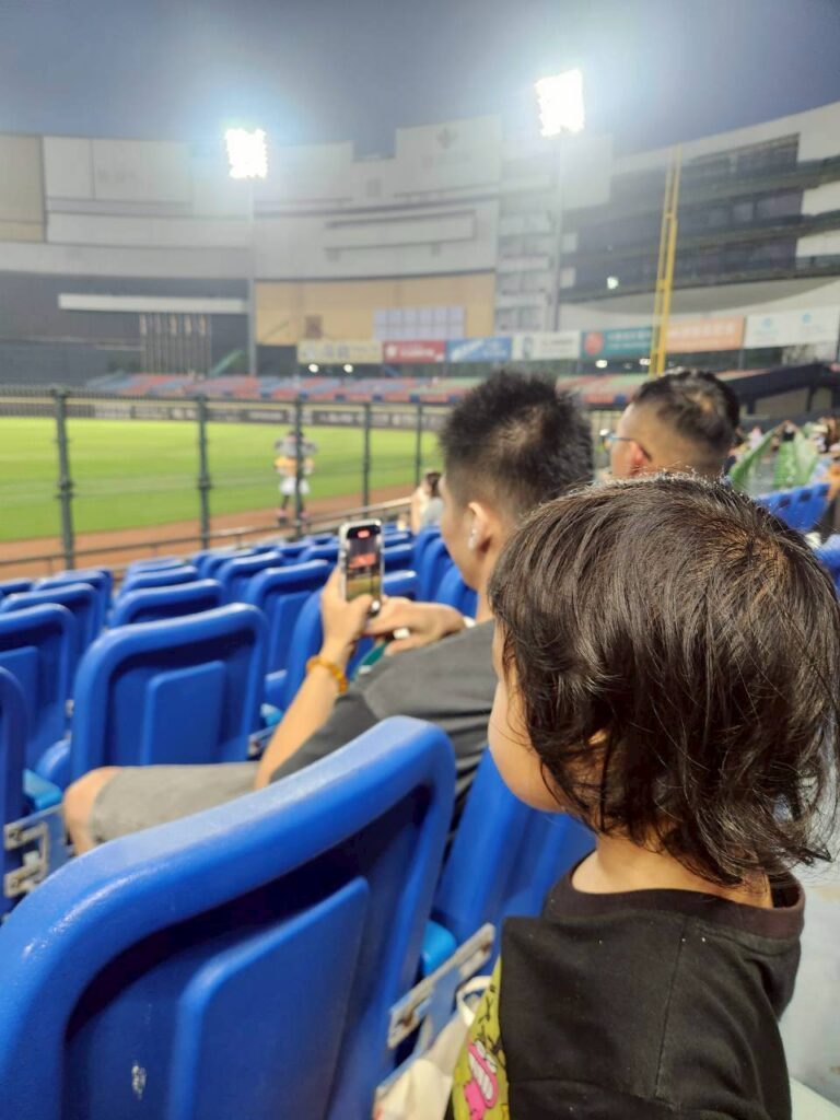 帶孩子看棒球 ，球場全景與小家庭坐在看台
