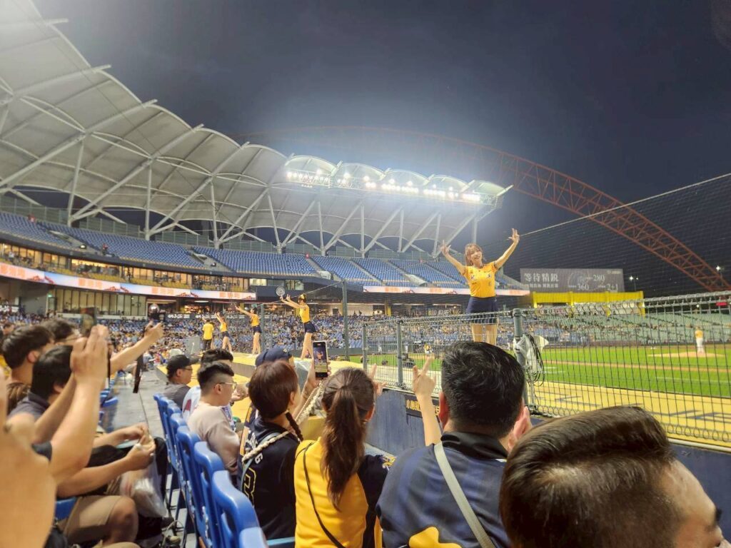 帶孩子看棒球 ，球場全景與觀看啦啦隊表演